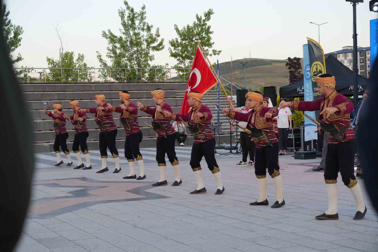 DEDE KORKUT ŞÖLENLERİ'NDE DÜNYA KÜLTÜRLERİ AYNI SAHNEDE BULUŞTU