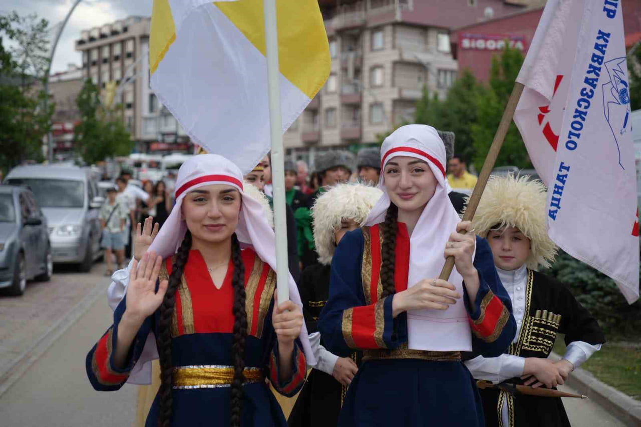 DEDE KORKUT ŞÖLENLERİ’NDE HALK DANSLARI VE MÜZİK GÖSTERİLERİ İLGİ GÖRDÜ