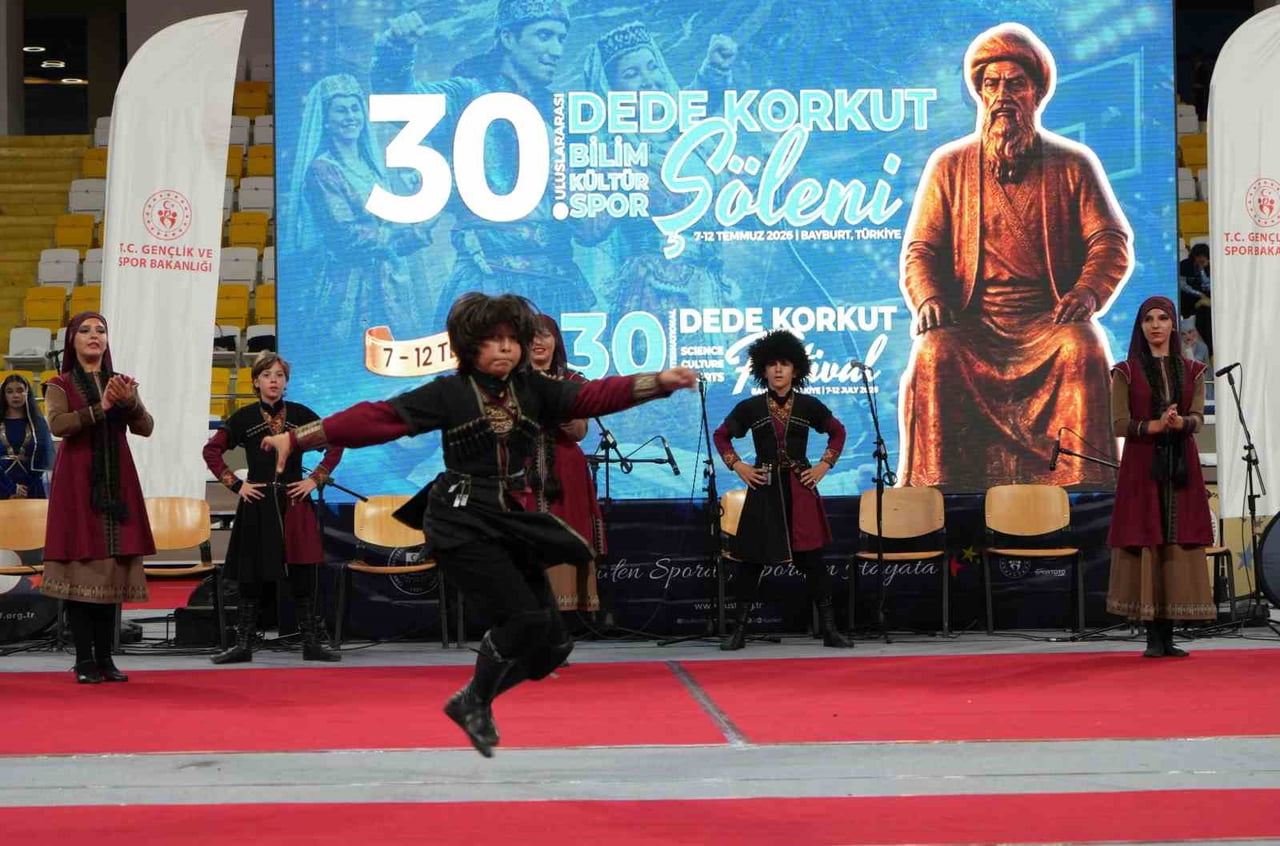 DEDE KORKUT ULUSLARARASI BİLİM, KÜLTÜR VE SPOR ŞÖLENİ’NDE 11 ÜLKEDEN 15 EKİP SAHNE ALDI