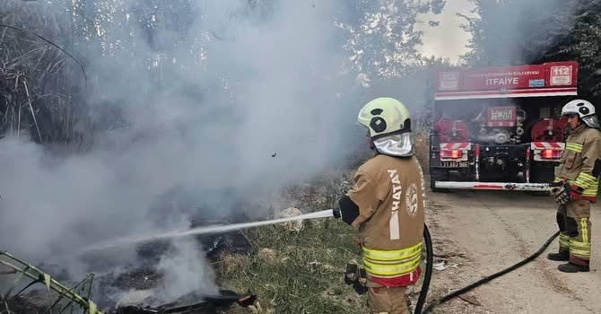 DEFNE İLÇESİ ÇEKMECE MAHALLESİ’NDE SAZLIK ALANDA ÇIKAN YANGIN, EKİPLERİN MÜDAHALESİYLE BÜYÜMEDEN...