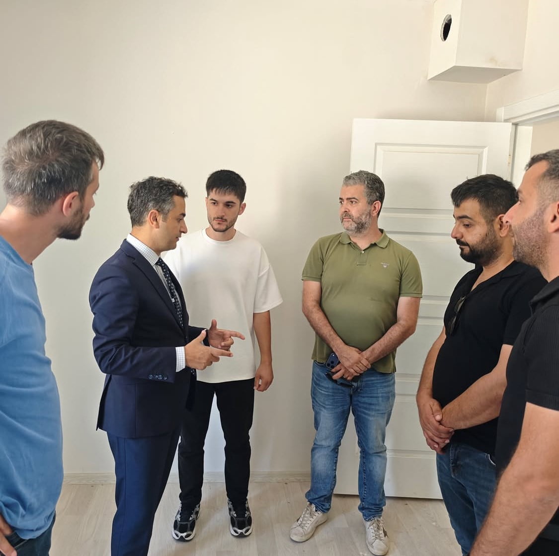 DEFNE KAYMAKAMI OĞUZ CEM MURAT, BALLIÖZ MAHALLESİ’NDE YAPIMI DEVAM EDEN KÖY KONUTLARINDA...