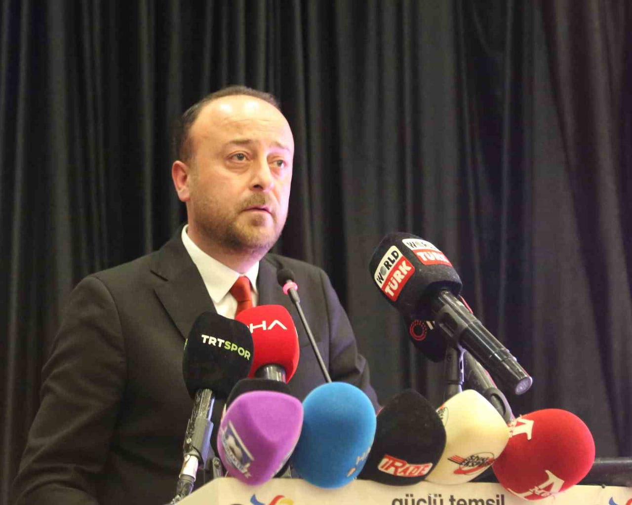 DELEGELERİN OYUNU ALAN BURAK ÖZÇOBAN, “BU SÜREDE EN BÜYÜK GÖREV TARAFTARA DÜŞÜYOR. TARAFTAR...