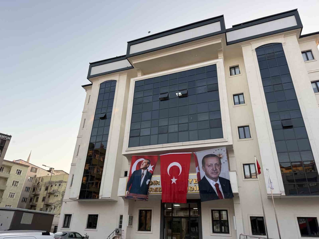 DEM PARTİLİ IĞDIR BELEDİYESİ BİNASINA CUMHURBAŞKANI ERDOĞAN'IN POSTERİ ASILDI