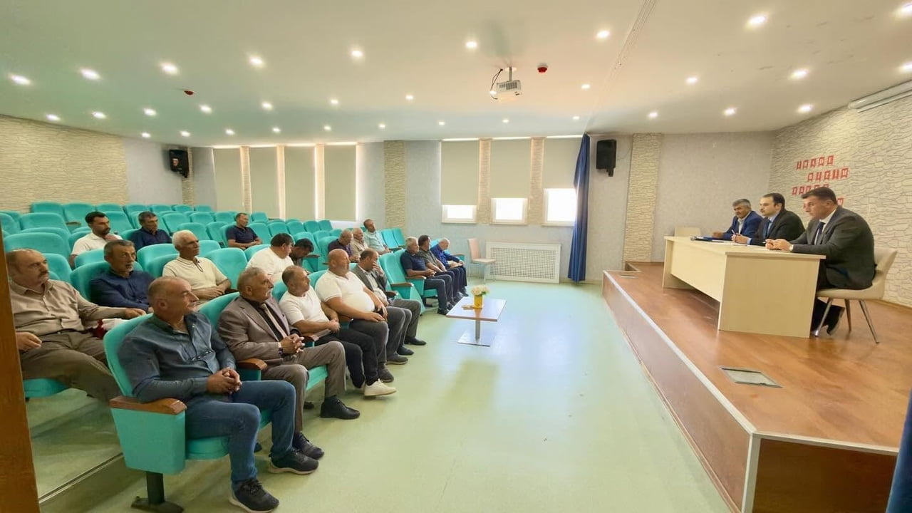 DEMİRÖZÜ’NDE MUHTARLARLA DEĞERLENDİRME TOPLANTISI YAPILDI