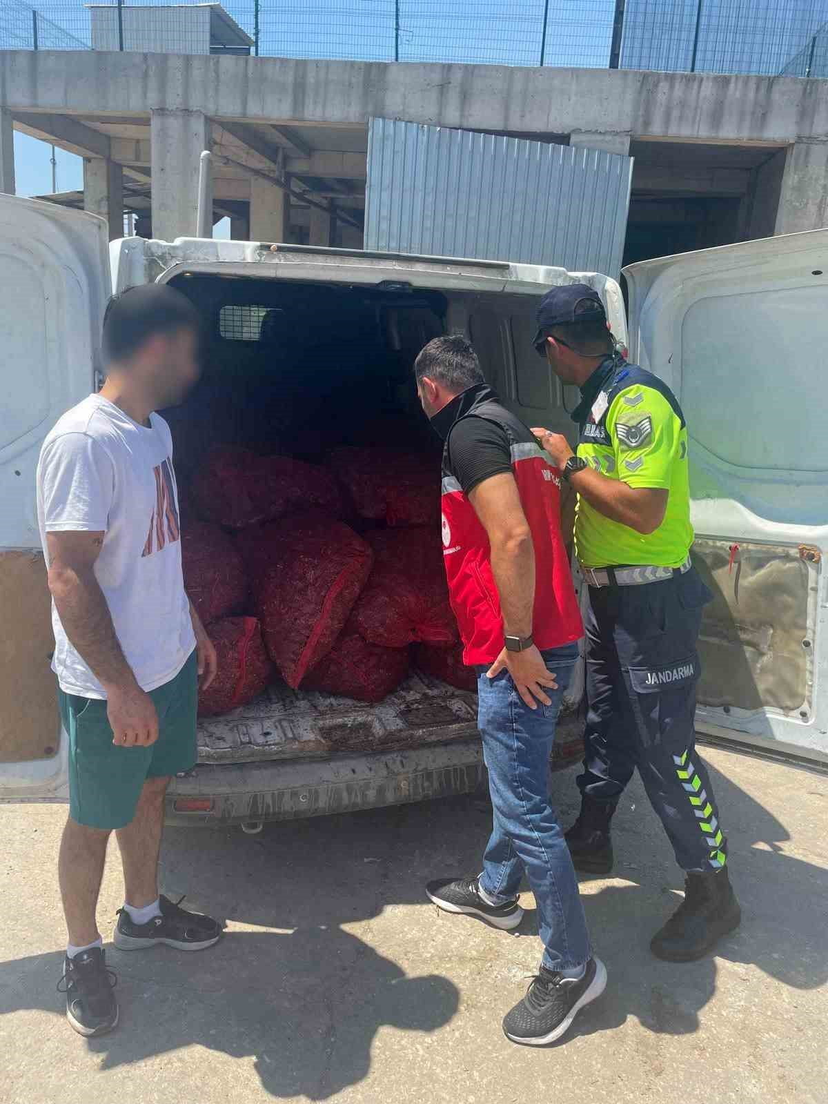 DENETİMLERDE NAKİL BELGESİ BULUNMAYAN VE YASA DIŞI YOLLARLA AVLANDIĞI BELİRLENEN 700 KİLOGRAM...