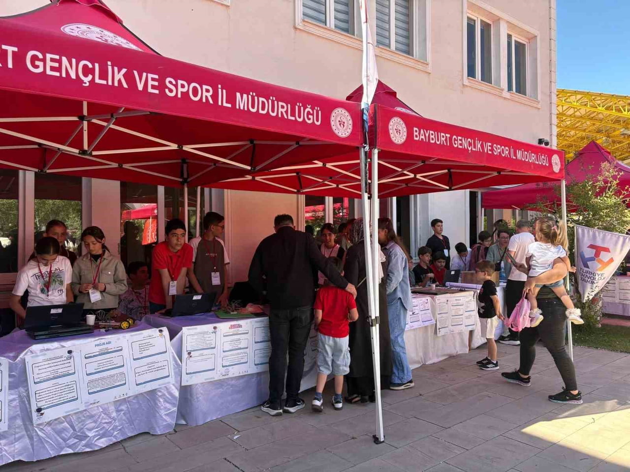 DENEYAP ÖĞRENCİLERİ PROJELERİNİ SERGİLEDİ
