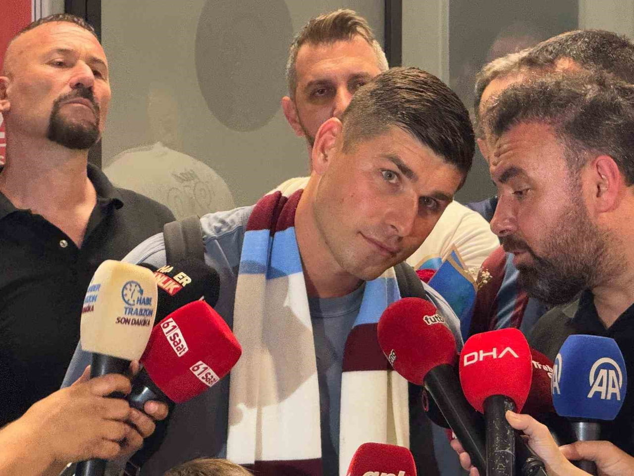 DENEYİMLİ FUTBOLCU, TRABZON HAVALİMANI'NDA KULÜP YETKİLİLERİ VE BORDO-MAVİLİ TARAFTARLAR...