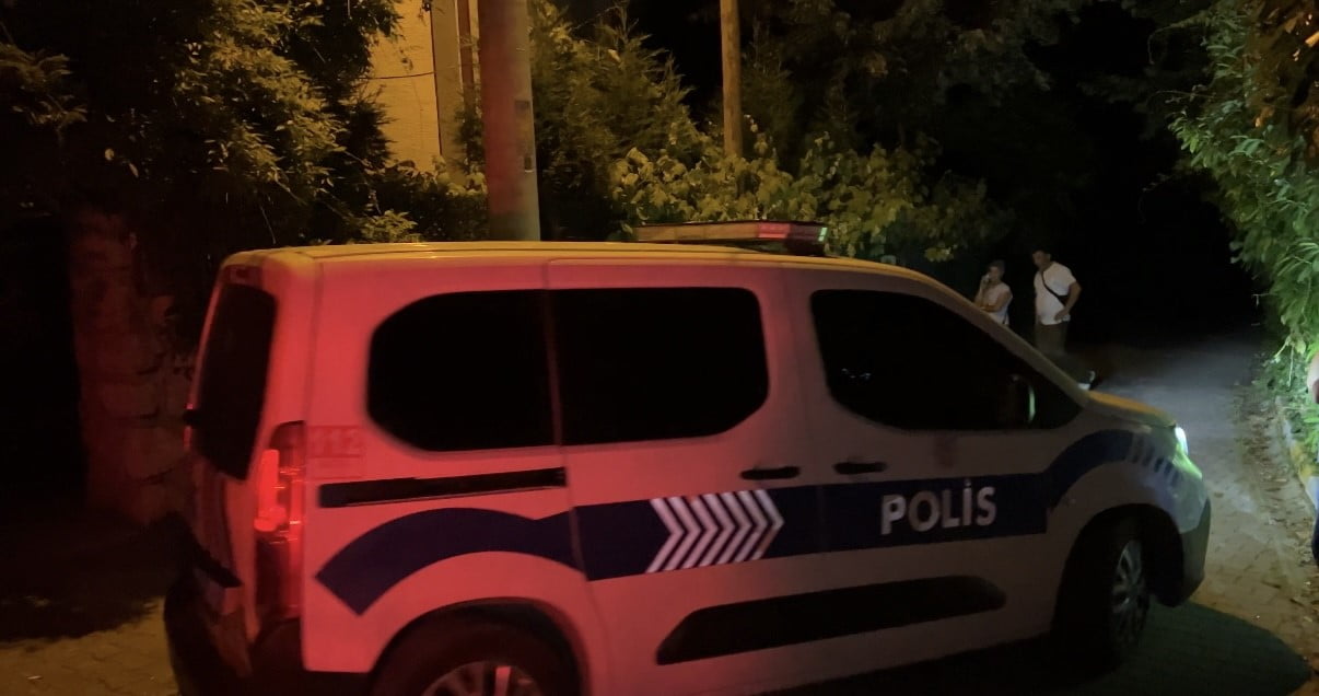 DENİZ AKKAYA, POLİS NEZARETİNDE EVDEN ÇIKARTILARAK EKİP OTOSUYLA KARAKOLA GÖTÜRÜLDÜ.
