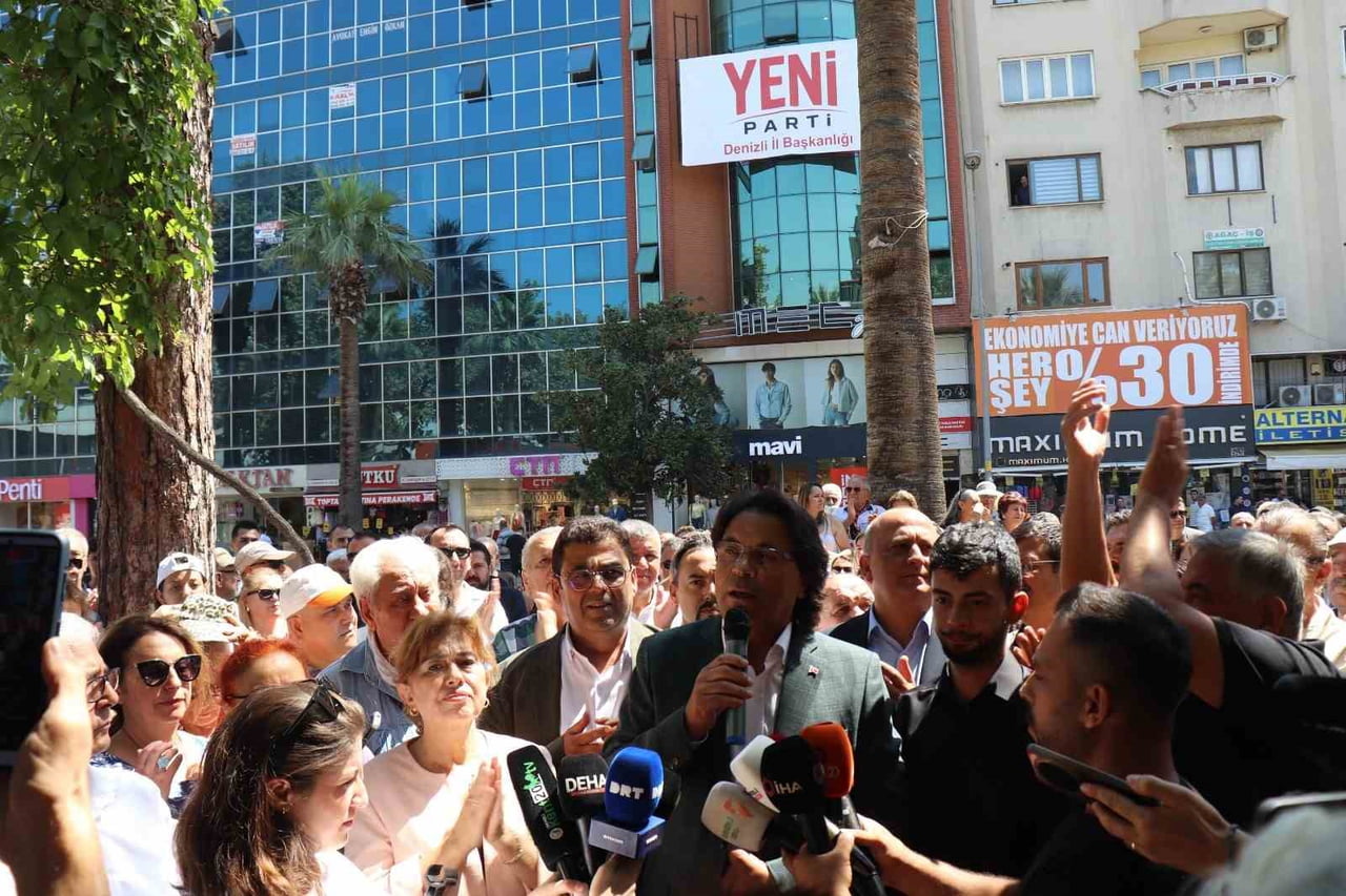 DENİZLİ'DE CHP TEŞKİLATININ BÜYÜK BÖLÜMÜNÜN YENİ PARTİ ÇATISI ALTINDA BİRLEŞTİĞİ BELİRTİLİRKEN...