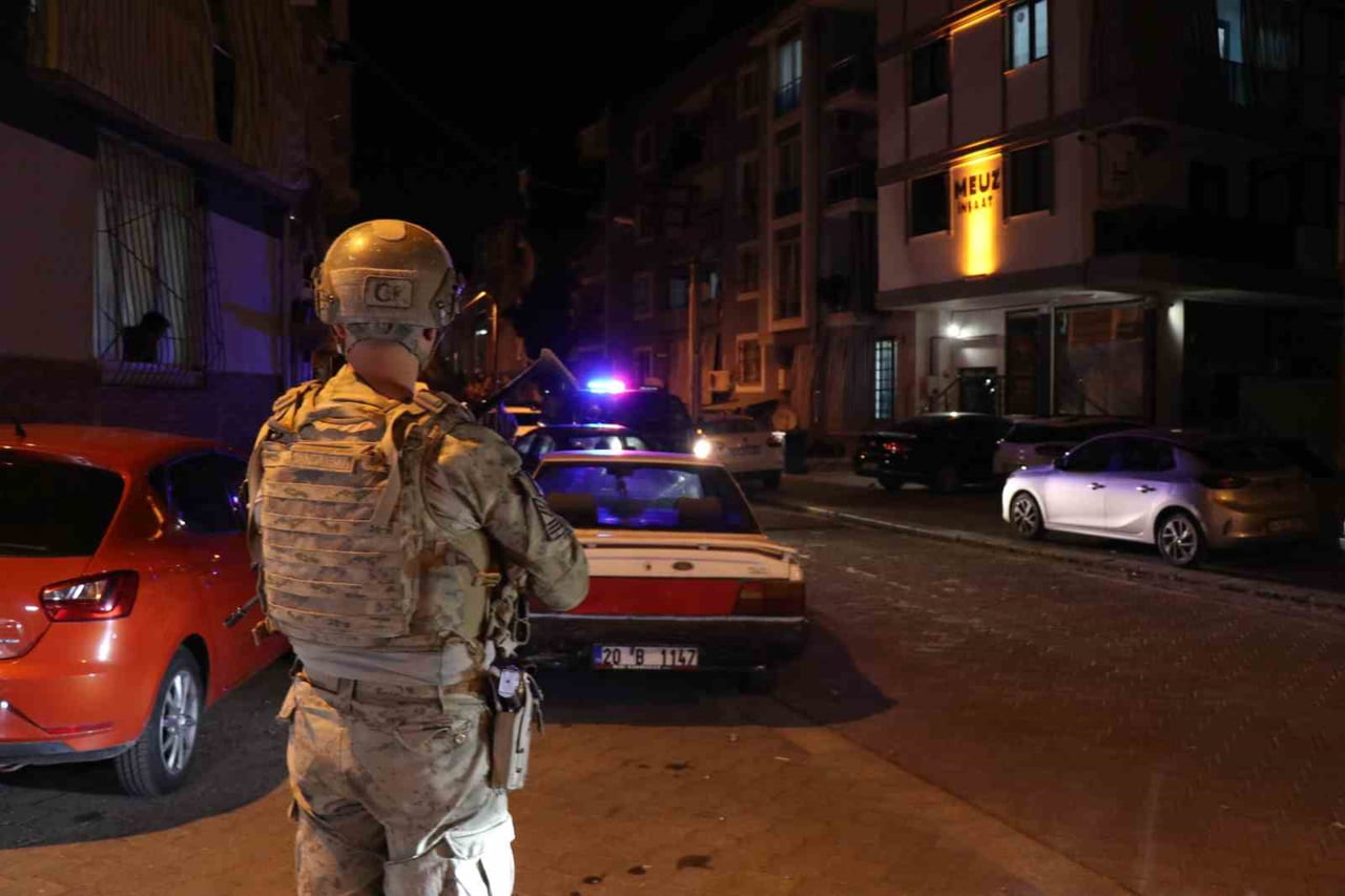 DENİZLİ'DE FARKLI SUÇLARDAN TOPLAMDA 53 YIL KESİNLEŞMİŞ HAPİS CEZASI İLE ARANAN 2 ŞÜPHELİ JASAT...