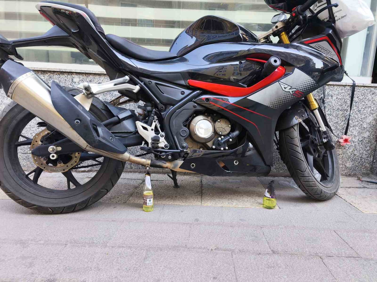 DENİZLİ'DE GECE SAATLERİNDE PARK EDİLEN BİR MOTOSİKLETİN ALTINA YANICI MADDE DOLU İKİ ŞİŞE...