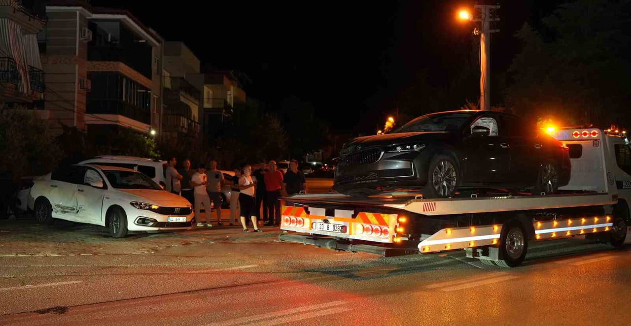 DENİZLİ'DE İKİ OTOMOBİLİN ÇARPIŞMASIYLA SAVRULAN ARAÇ, PARK HALİNDEKİ 3 OTOMOBİLE ÇARPTI. KAZADA...