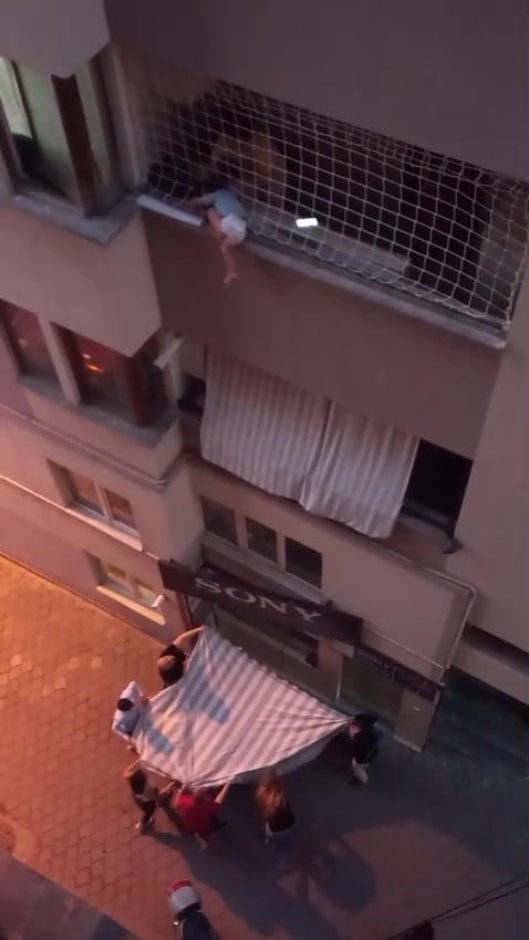 DENİZLİ'DE KÜÇÜK ÇOCUK, BALKONUN KORUMA FİLESİNİN DIŞINDA ASILI KALDI.