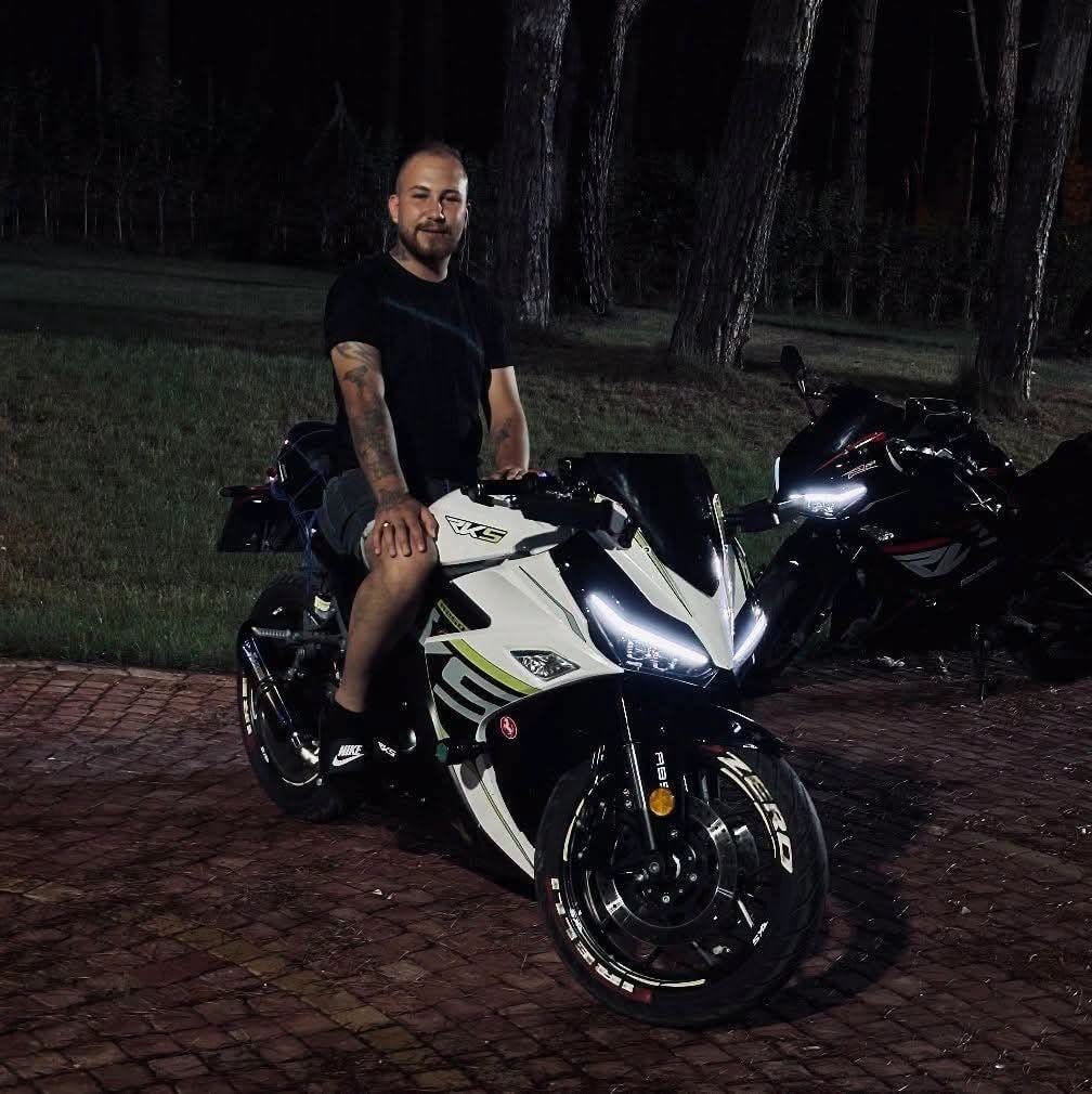 DENİZLİ'NİN BEKİLLİ İLÇESİNDE DİREKSİYON HAKİMİYETİNİ KAYBETMESİ SONUCU MOTOSİKLETİYLE KAZA YAPAN...
