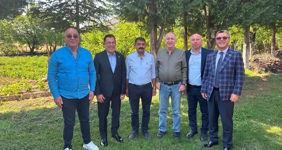 DENİZLİ'NİN KALE İLÇESİNDE CHP'Lİ BELEDİYE BAŞKANI ERKAN HAYLA, ZAFER PARTİSİ'NE KATILDI. BAŞKAN...