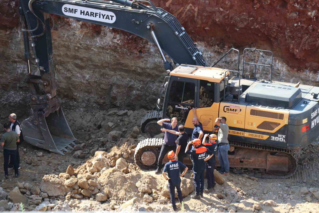 DENİZLİ'NİN MERKEZEFENDİ İLÇESİNDE İNŞAAT TEMEL KAZISI SIRASINDA MEYDANA GELEN GÖÇÜKTE, KOT ÖLÇÜMÜ...