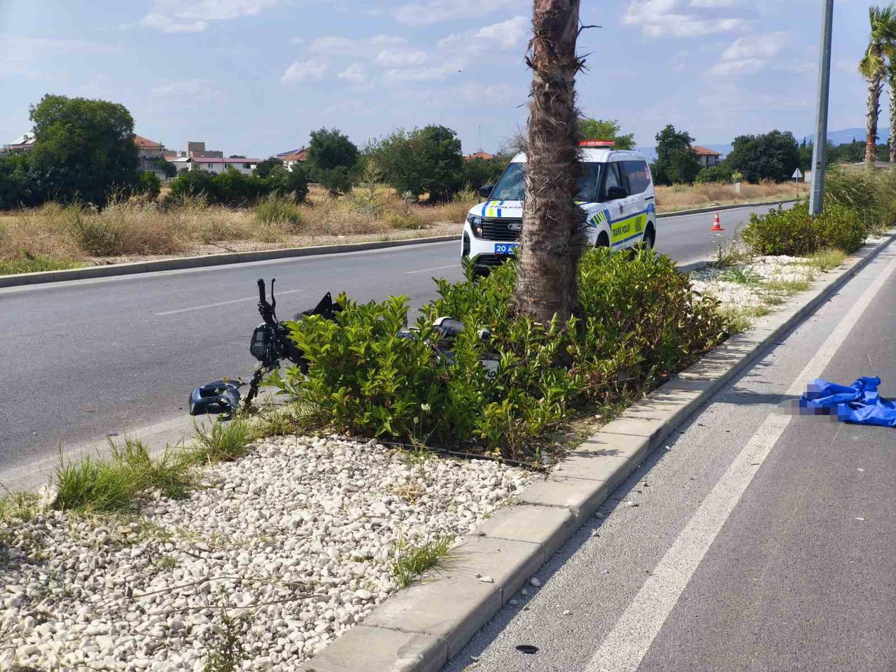 DENİZLİ'NİN PAMUKKALE İLÇESİNDE MEYDANA GELEN TRAFİK KAZASINDA, KONTROLDEN ÇIKAN MOTOSİKLETİN ORTA...