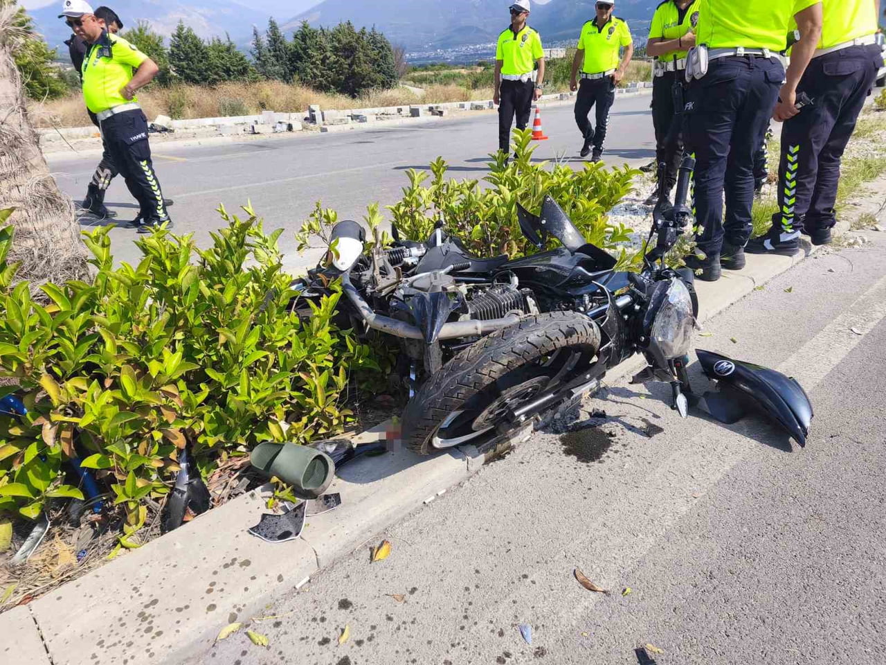 DENİZLİ'NİN PAMUKKALE İLÇESİNDE MEYDANA GELEN TRAFİK KAZASINDA, KONTROLDEN ÇIKAN MOTOSİKLETİN ORTA...