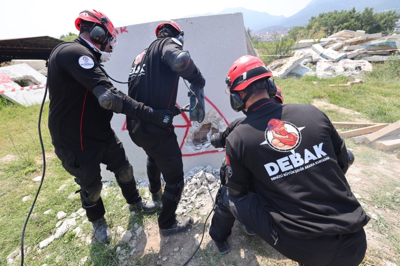 DENİZLİ BÜYÜKŞEHİR BELEDİYESİ ARAMA KURTARMA EKİBİ (DEBAK), AFAD TARAFINDAN GERÇEKLEŞTİRİLEN...