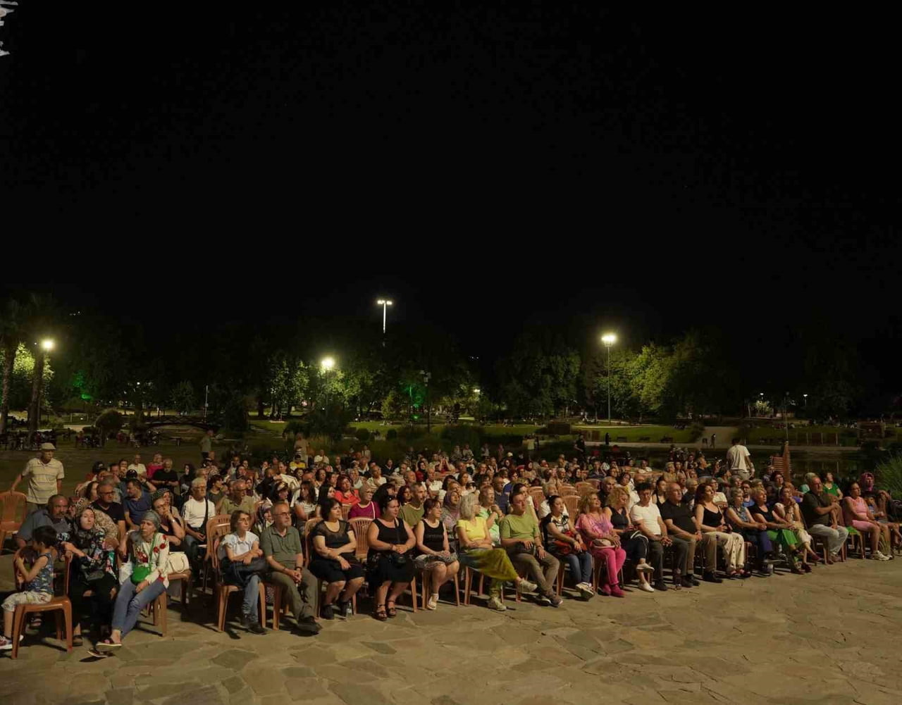 DENİZLİ BÜYÜKŞEHİR BELEDİYESİ’NİN GELENEKSEL HALE GETİRDİĞİ ÜCRETSİZ YAZ KONSERLERİ, KENTİ ADETA...