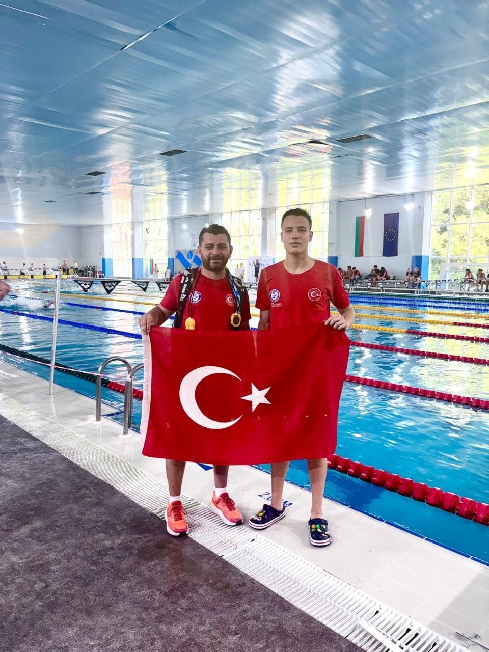 DENİZLİ BÜYÜKŞEHİR BELEDİYESPOR KULÜBÜ YÜZÜCÜLERİNDEN MEHMET SARHANLI BULGARİSTAN’DA, DOWN...
