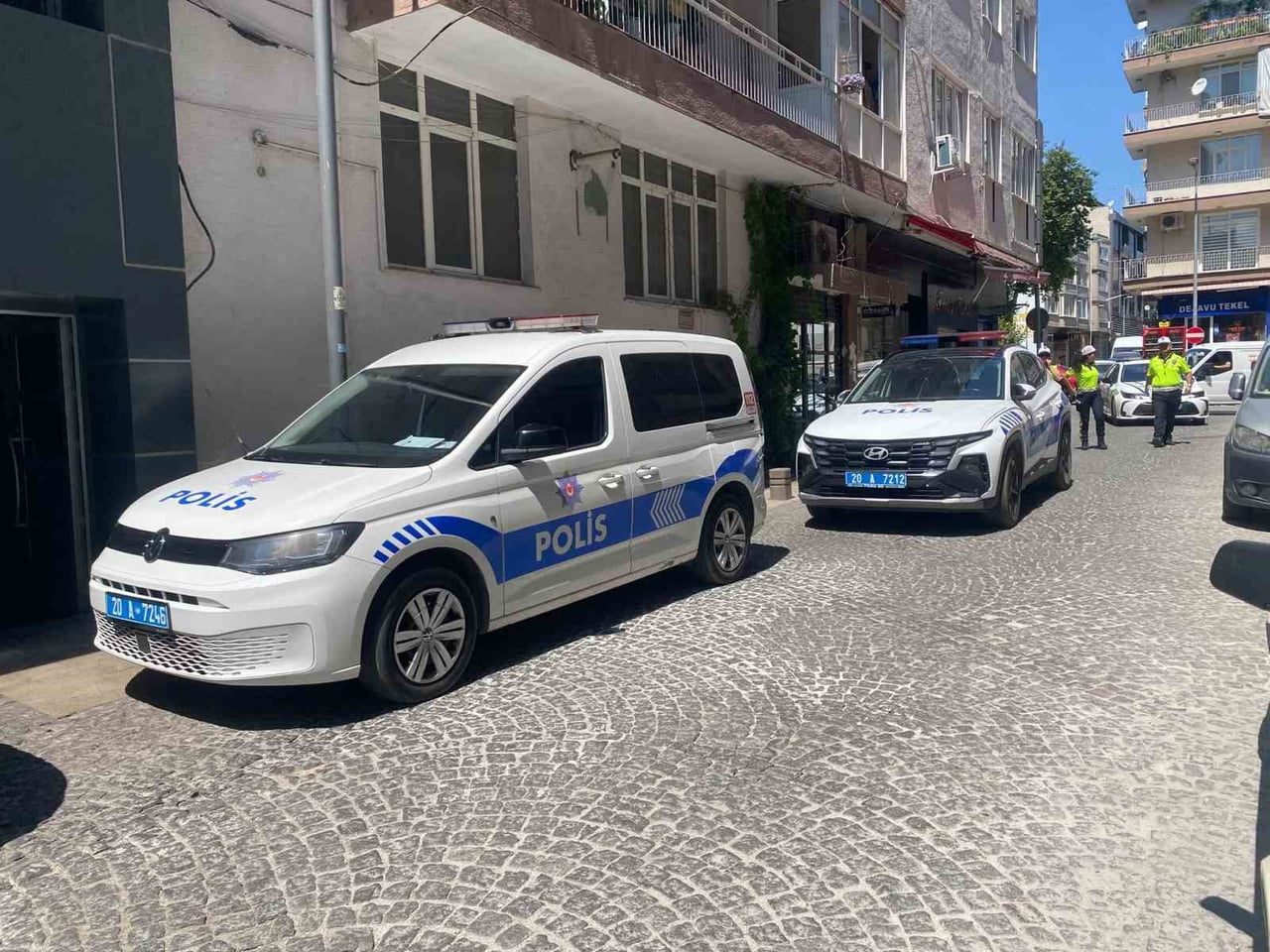 DENİZLİ’DE İŞ YERİNE GİDERKEN RAHATSIZLANAN 43 YAŞINDAKİ ADAM SIĞINDIĞI PASTANEDE YAŞAMINI...