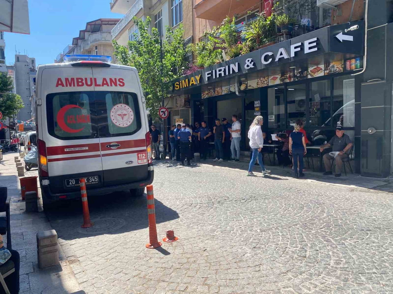 DENİZLİ’DE İŞ YERİNE GİDERKEN RAHATSIZLANAN 43 YAŞINDAKİ ADAM SIĞINDIĞI PASTANEDE YAŞAMINI...
