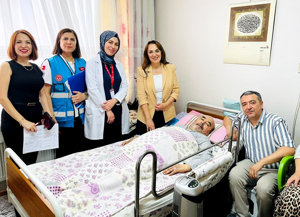 DENİZLİ İL SAĞLIK MÜDÜRÜ UZ. DR. BERNA ÖZTÜRK, DENİZLİ’DE EVDE SAĞLIK HİZMETİNDEN YARARLANAN...