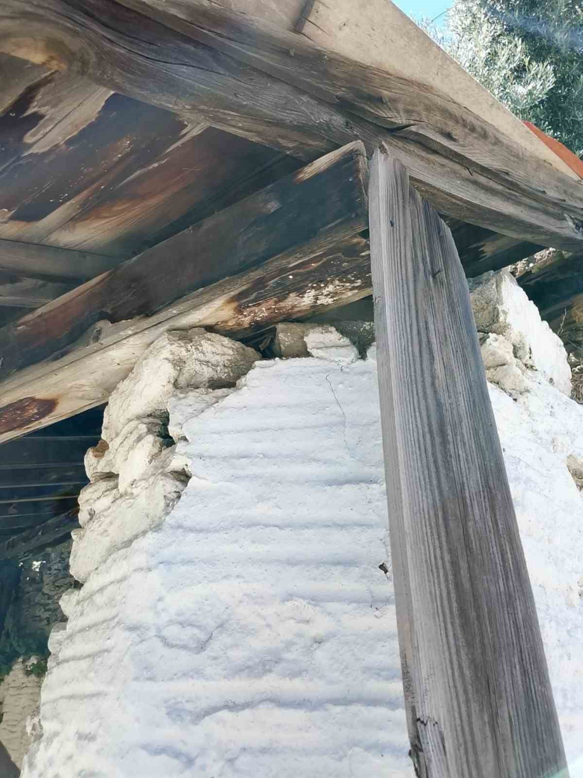 DENİZLİ’NİN BULDAN İLÇESİNDE BULUNAN TARİHİ ÇEŞMENİN ÇEŞME ÇATISI, KAYMA NEDENİYLE ÇÖKME TEHLİKESİ...