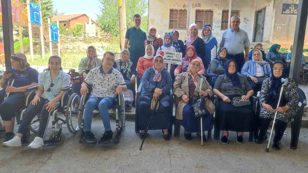 DENİZLİ’NİN ÇAL İLÇESİNDE ŞEHİTLER İÇİN DÜZENLENEN HAYIR ETKİNLİĞİNE KATILAN ÇOCUKLARA TARİH...