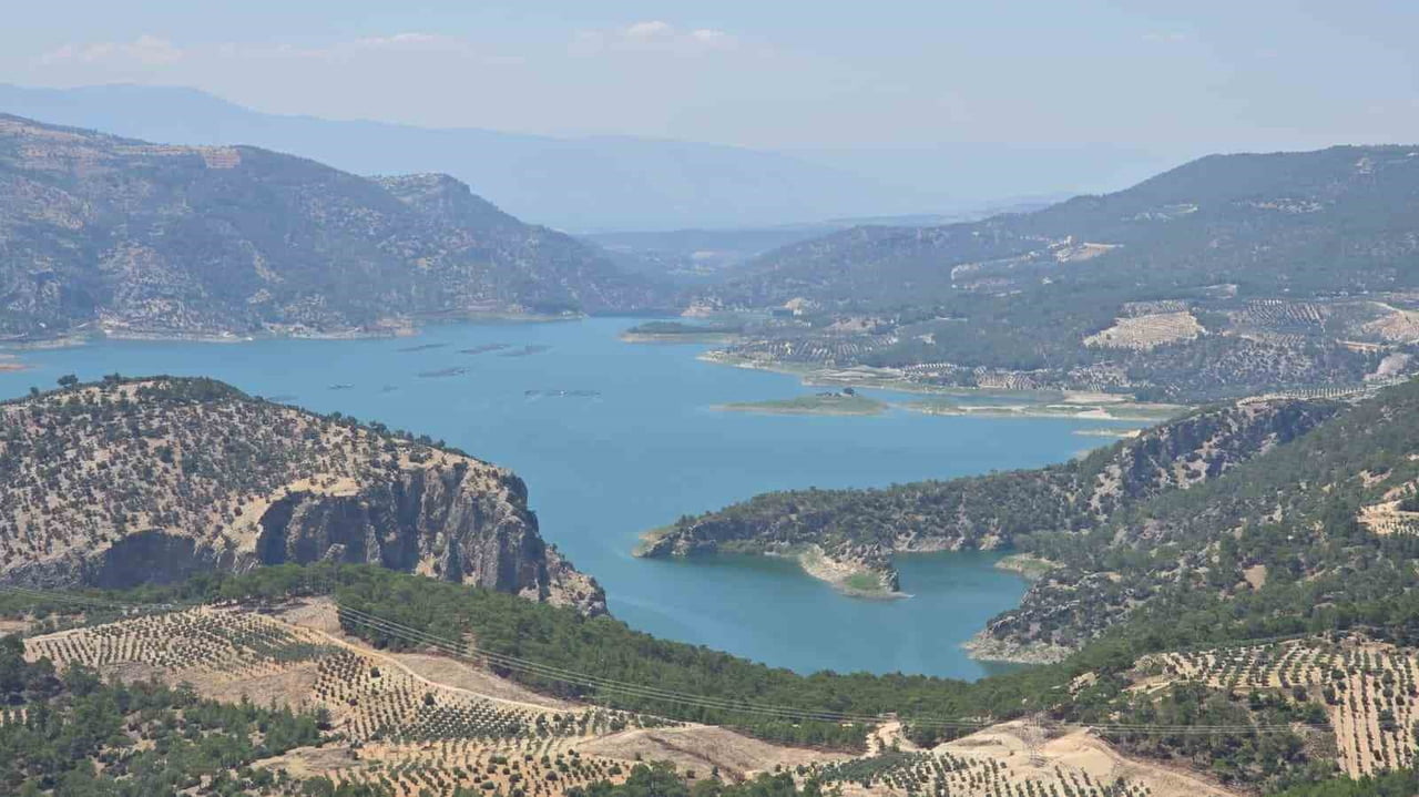 DENİZLİ’NİN KALE İLÇESİNDE YER ALAN VE TURKUAZ RENGİ SUYU, METRELERCE YÜKSELEN KAYA DUVARLARI İLE...