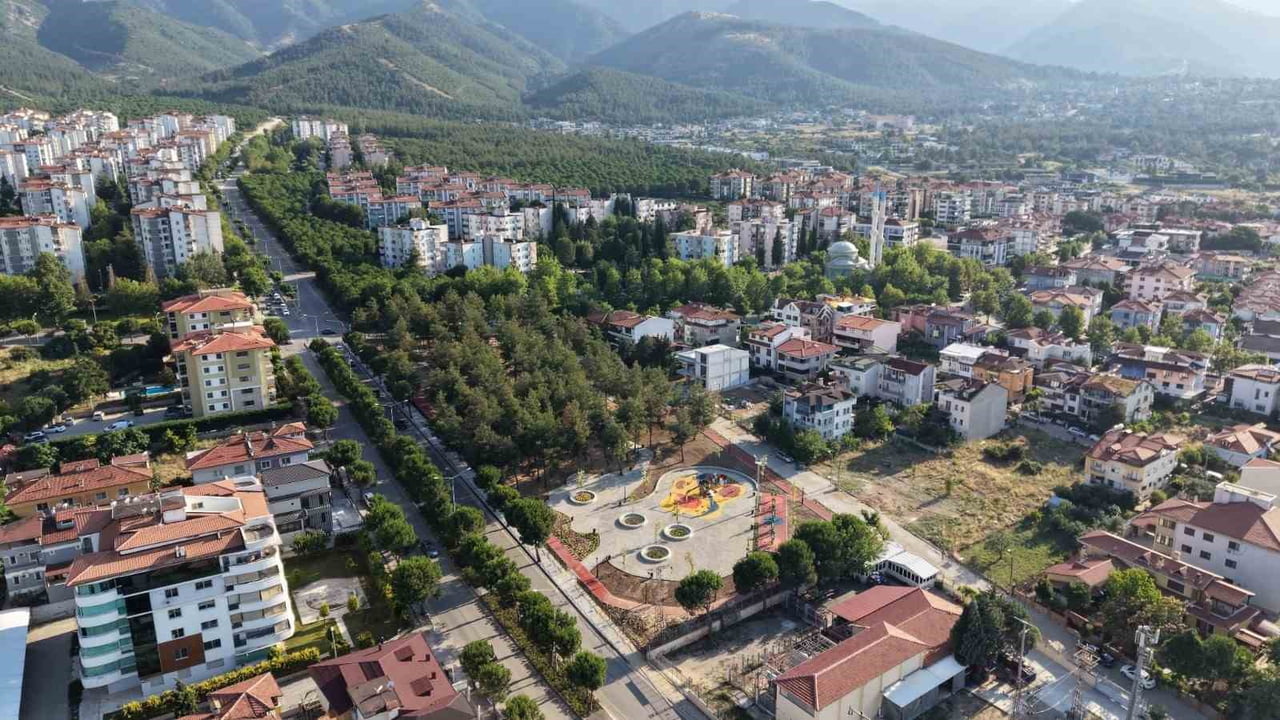 DENİZLİ’NİN MERKEZEFENDİ İLÇESİ YENİŞEHİR MAHALLESİ'NDE BULUNAN 7 BİN 670 METREKARELİK PARK...