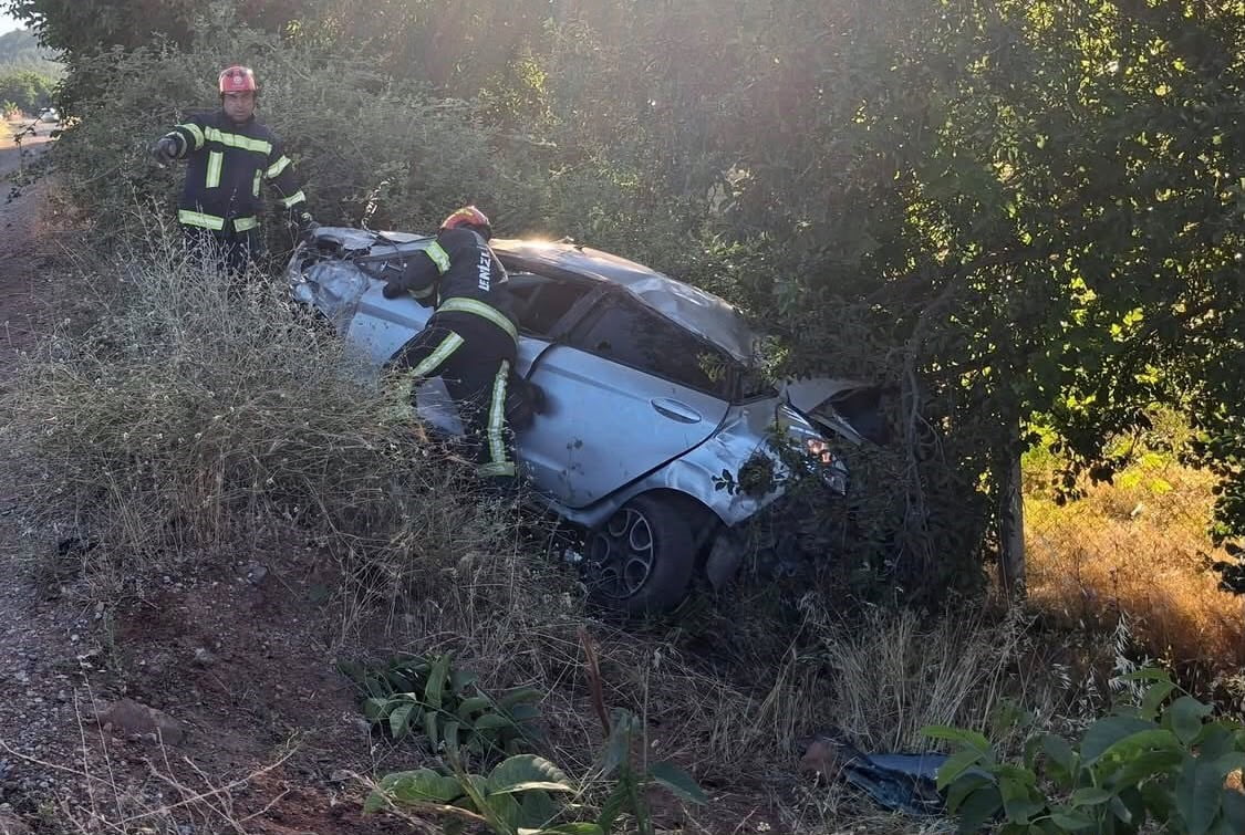 DENİZLİ’NİN TAVAS İLÇESİNDE MEYDANA GELEN TRAFİK KAZASINDA KONTROLDEN ÇIKARAK ŞARAMPOLE DEVRİLEN...