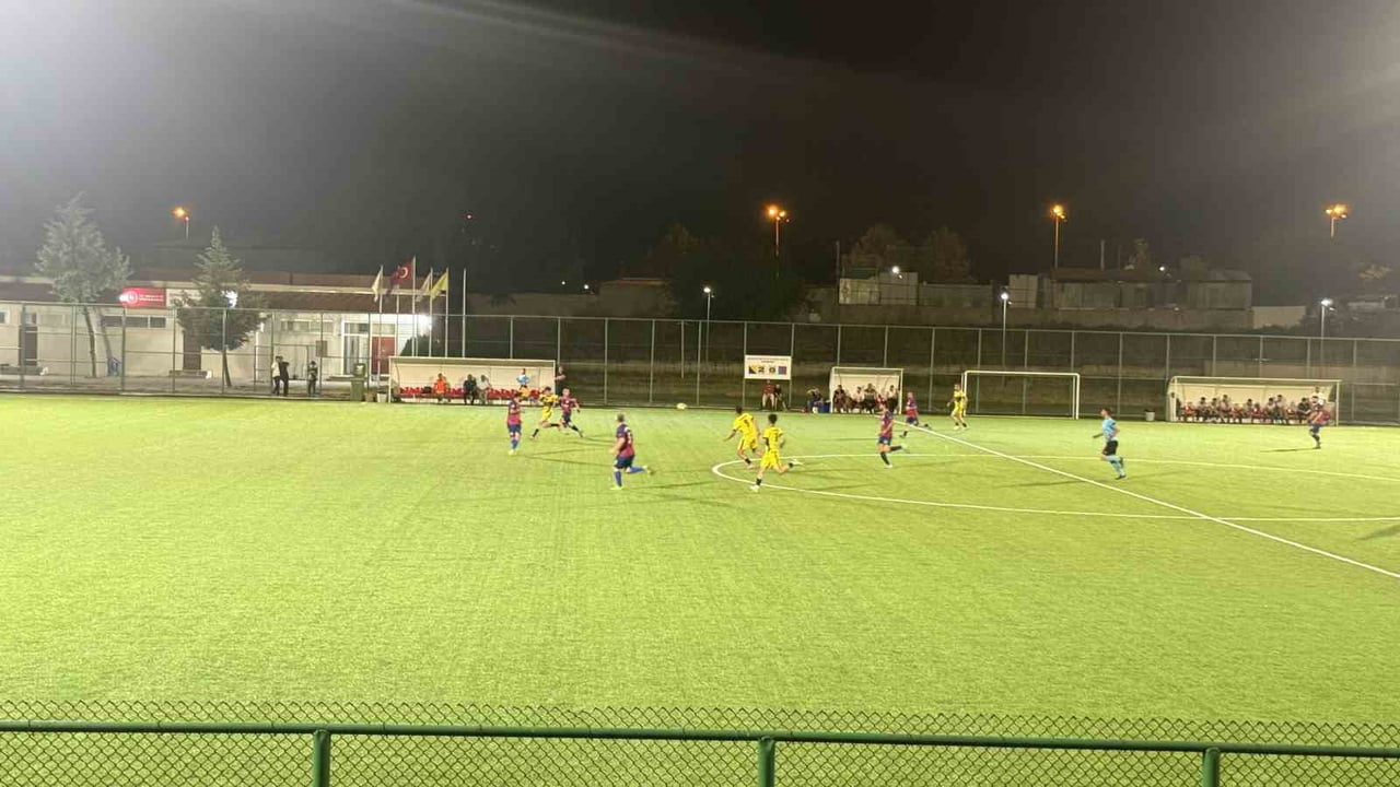 DEPLASMANDA GAZİLERSPOR’U 6-2 YENEN KOCAKÖYSPOR, RAKİPLERİNE BİR PUAN VERMEDEN SEZONU 26’DA 26...