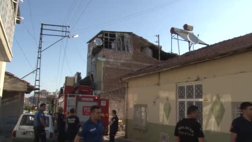Depremde iki katlı müstakil evde kısmi göçük