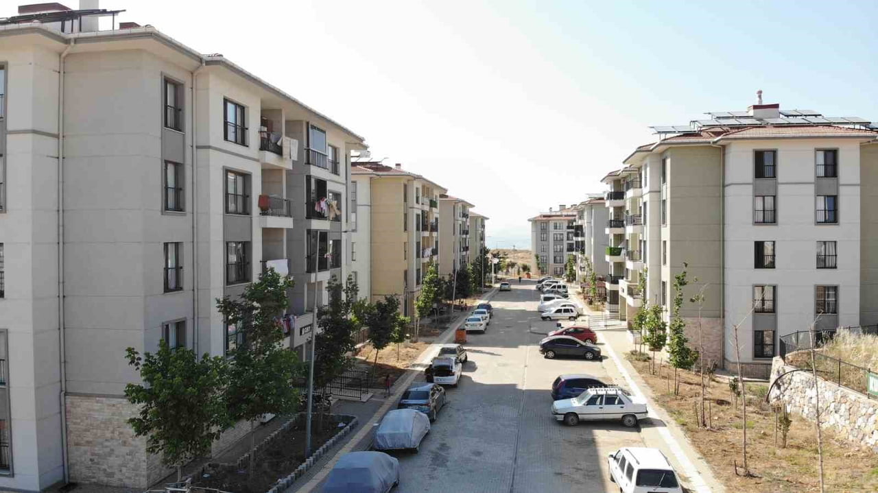 DEPREMİN ARDINDAN DEVLETİN KOORDİNASYONUNDA YÜRÜTÜLEN YENİDEN İNŞA ÇALIŞMALARI KAPSAMINDA...