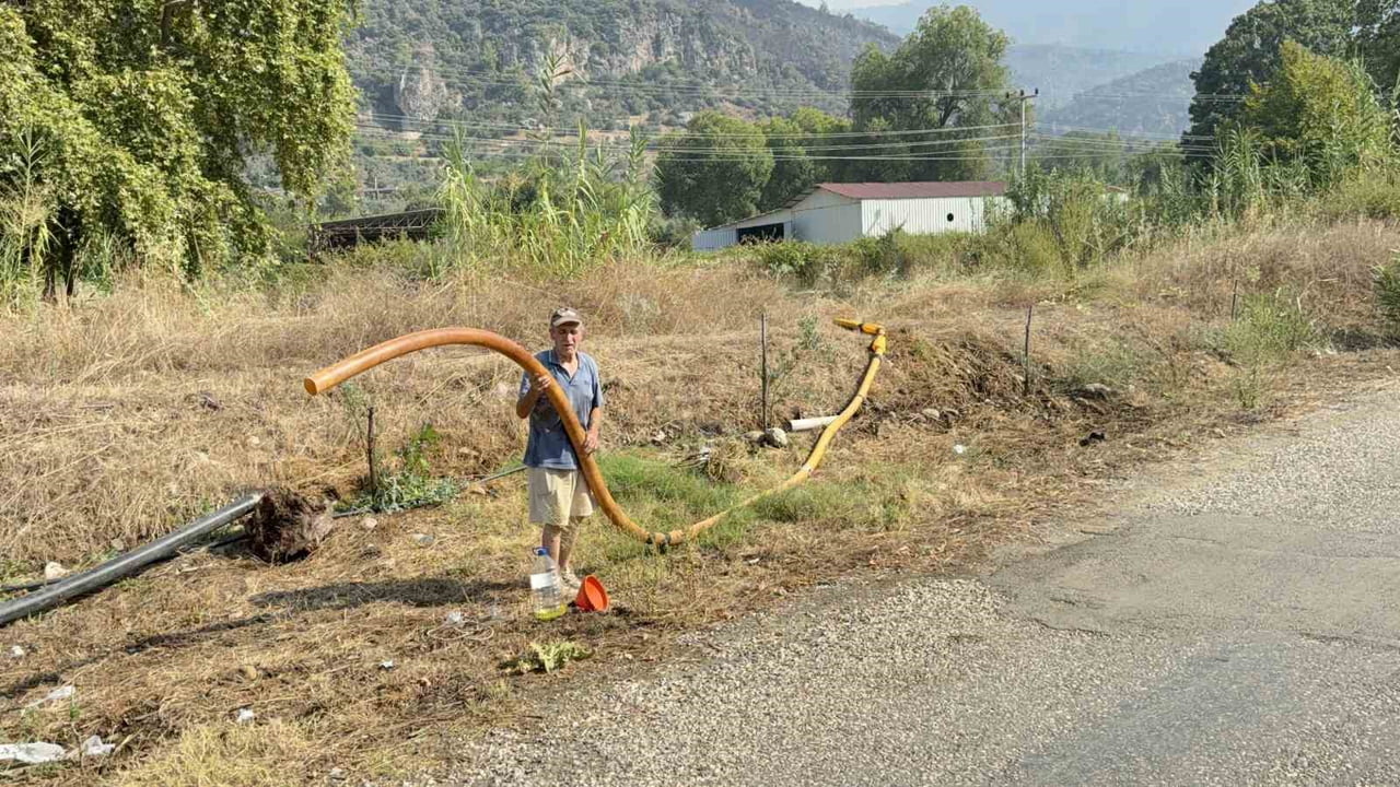 DERE YATAĞININ ÖNÜNÜ TAŞLARLA KAPATARAK KÜÇÜK BİR SU HAVUZU OLUŞTURAN NAZMİ KUNDAKÇI, KURDUĞU...