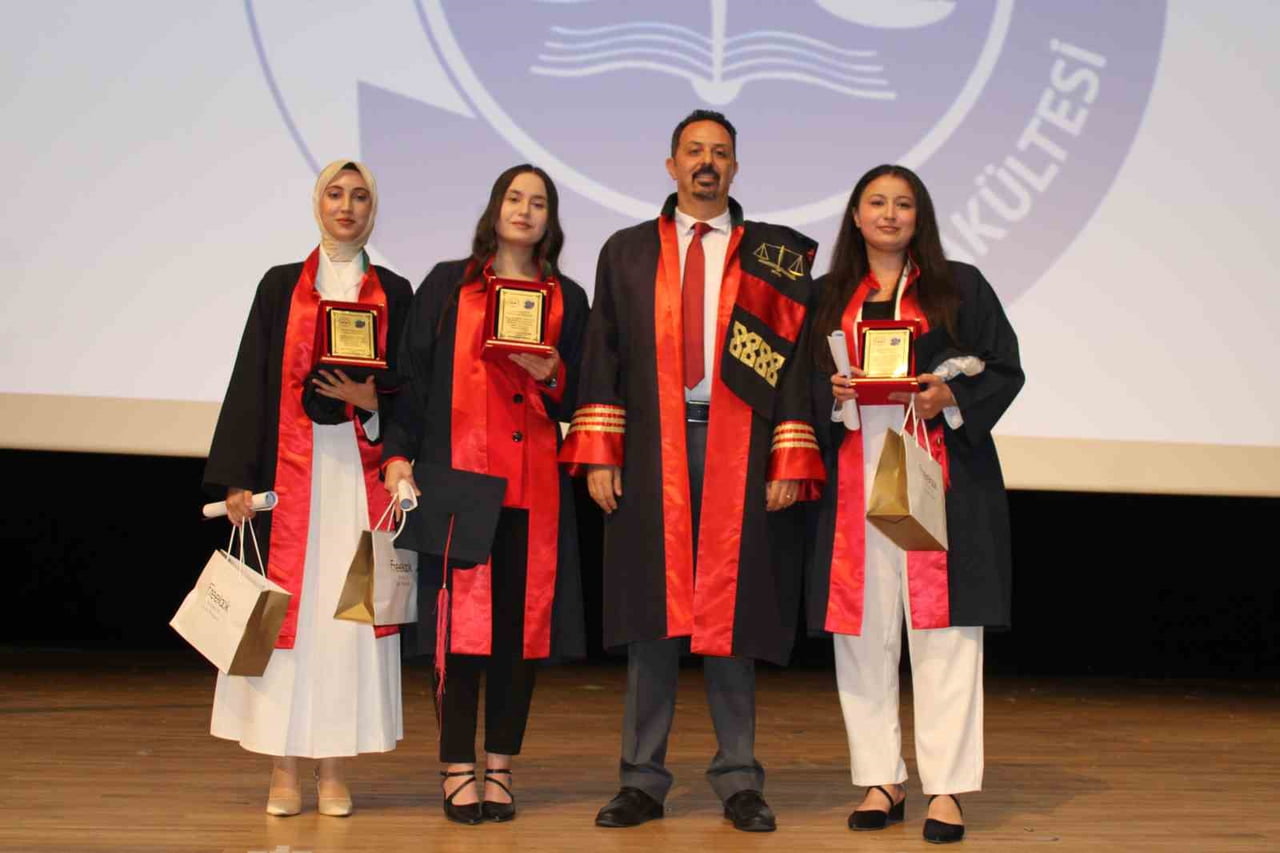 DERECEYE GİREN ÖĞRENCİLERİN ÖDÜLLERİNİ ALDI.