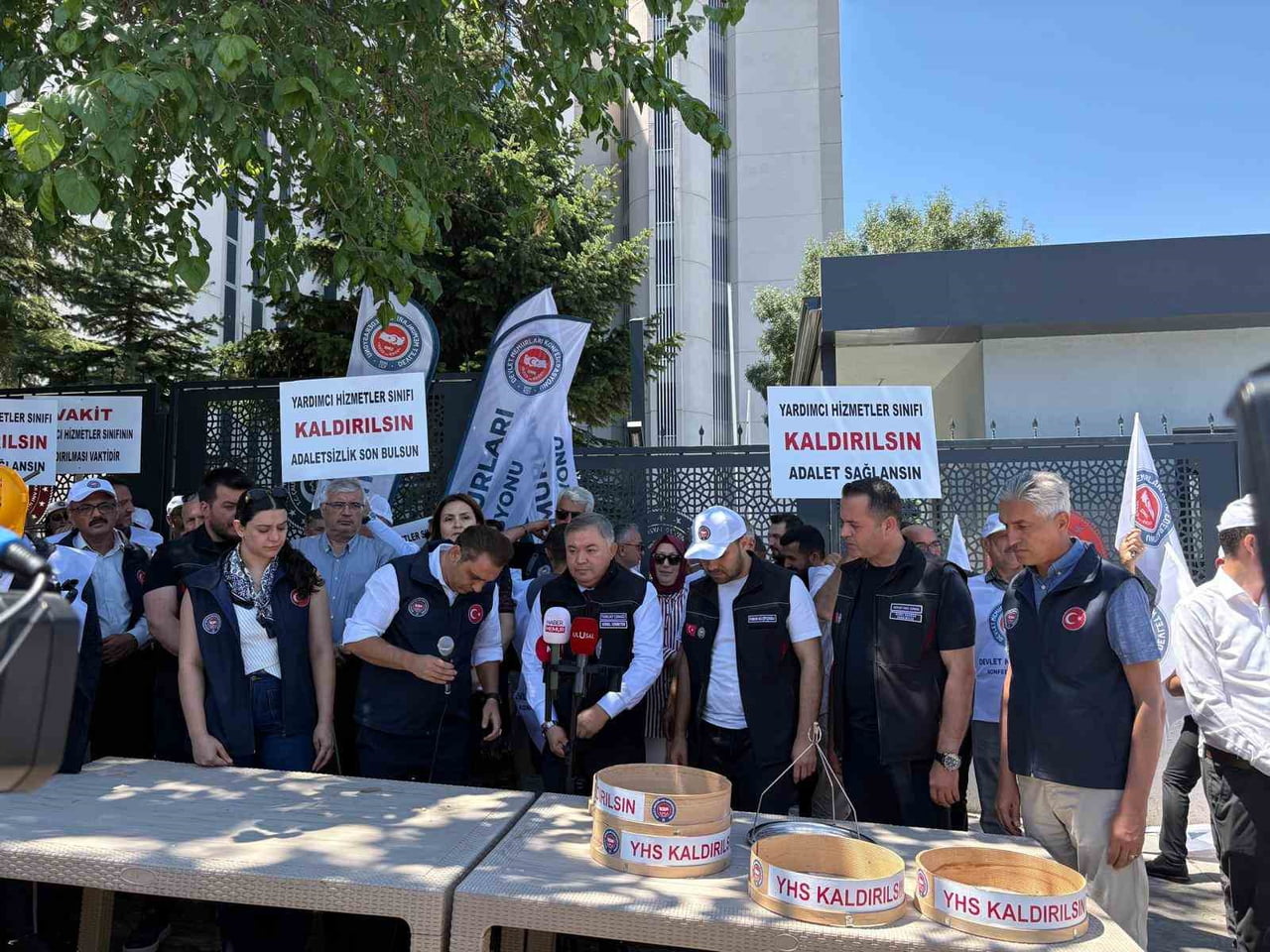 DEVLET MEMURLARI KONFEDERASYONU (DMK),  YARDIMCI HİZMETLER SINIFI’NIN (YHS) KALDIRILARAK...