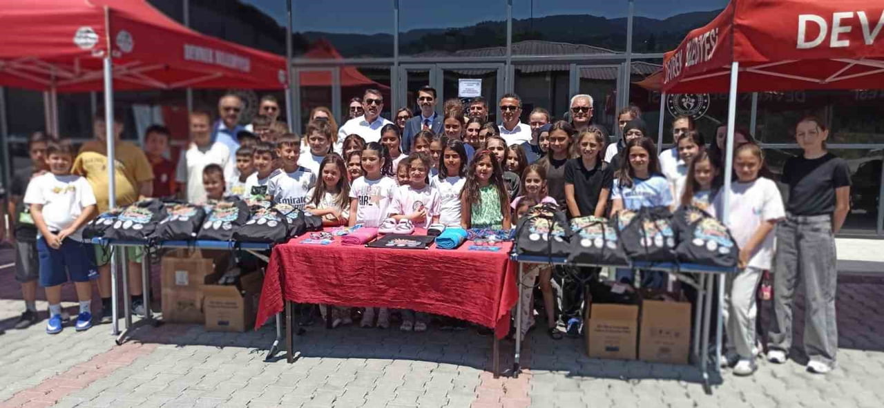 DEVREK'TE ÖĞRENCİLERE HAVUZ MALZEMELERİ HEDİYE EDİLDİ