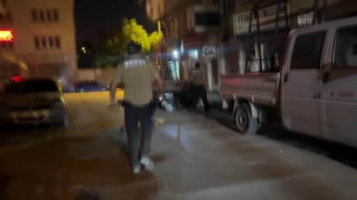 Devriye yapan polis kavgaya denk geldi, gençleri sakinleştirmekte güçlük yaşadı