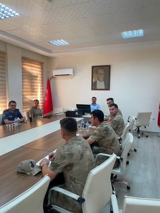 DİCLE KAYMAKAMI MUSTAFA ATIŞ BAŞKANLIĞINDA İLÇEDEKİ HUZUR VE GÜVENE YÖNELİK YÜRÜTÜLEN ÇALIŞMALARIN...