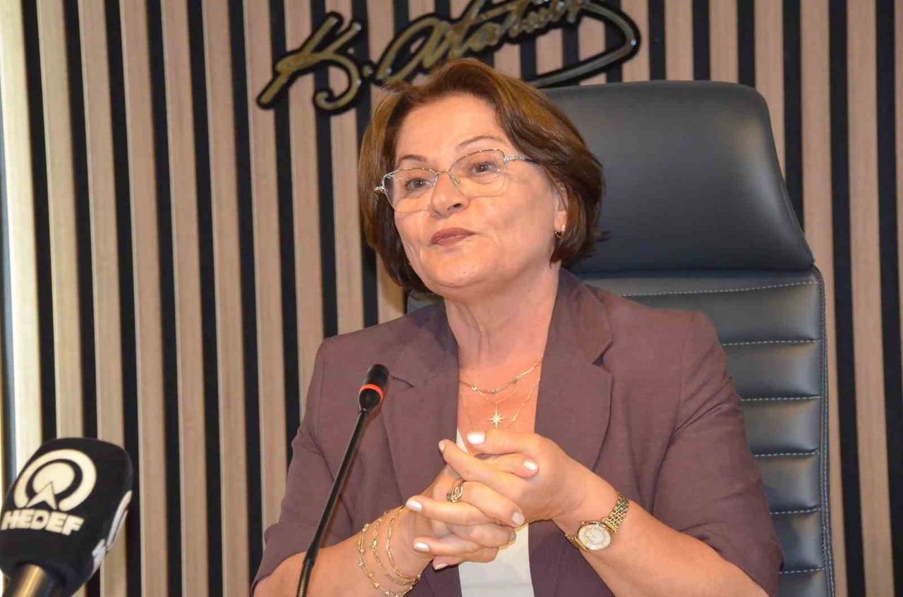 DİDİM BELEDİYE BAŞKANI HATİCE GENÇAY, BELEDİYE MECLİS SALONUNDA DÜZENLEDİĞİ BASIN TOPLANTISINDA...