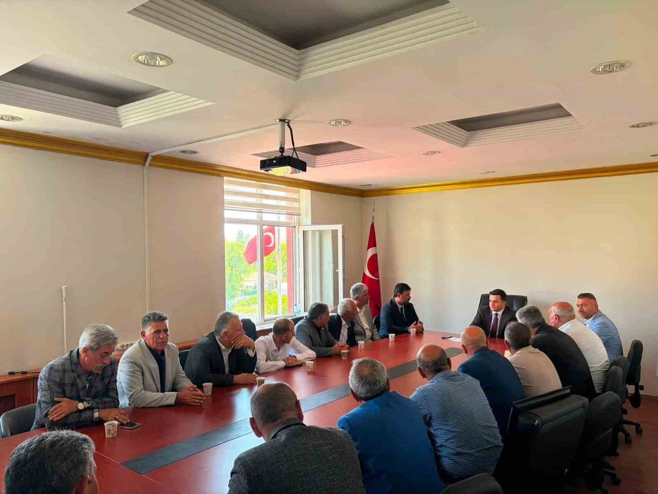 DİGOR’DA KÖYLERİN SORUNLARI MASAYA YATIRILDI: KAYMAKAM ZENGİN MUHTARLARLA BİR ARAYA...