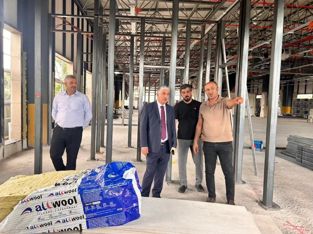DİLOVASI'NDA YAPIMI DEVAM EDEN YENİ BELEDİYE HİZMET BİNASI İNŞAATINDA ÇALIŞMALAR SÜRÜYOR.