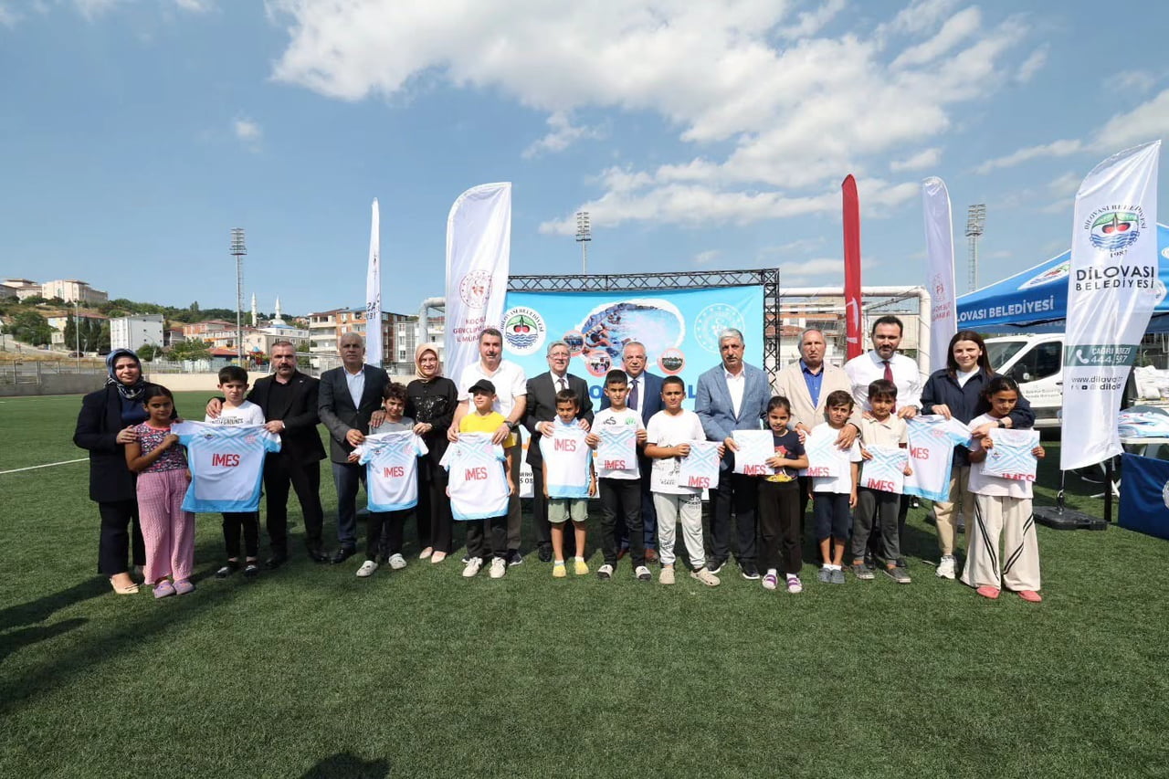 DİLOVASI'NDA YAZ SPOR OKULLARI DÜZENLENEN TÖRENLE AÇILDI. YAZ BOYUNCA FUTBOL, VOLEYBOL, BASKETBOL...
