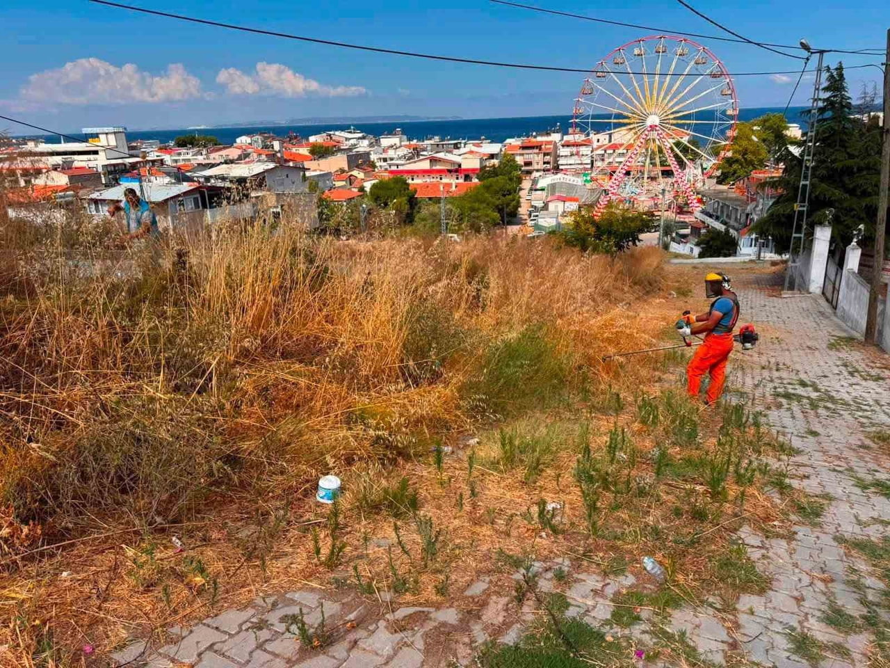 DİNÇER, BELEDİYE EKİPLERİNİN YABANİ OT TEMİZLİĞİ İÇİN BÖLGEYE GİTTİĞİNİ, OTLARI BİÇEN EKİBİN...
