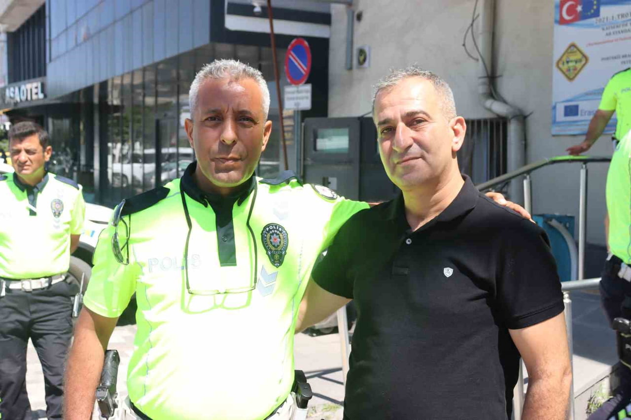 DİNLER, TRAFİK DENETLEME ŞUBE MÜDÜRLÜĞÜ ÖNÜNDE ÇEKİLEN HATIRA FOTOĞRAFININ ARDINDAN ÇALIŞMA...