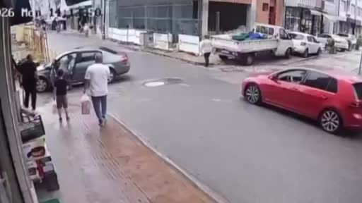 Direksiyon başında fenalaşan sürücü az kalsın faciaya neden oluyordu... Korku dolu anlar...
