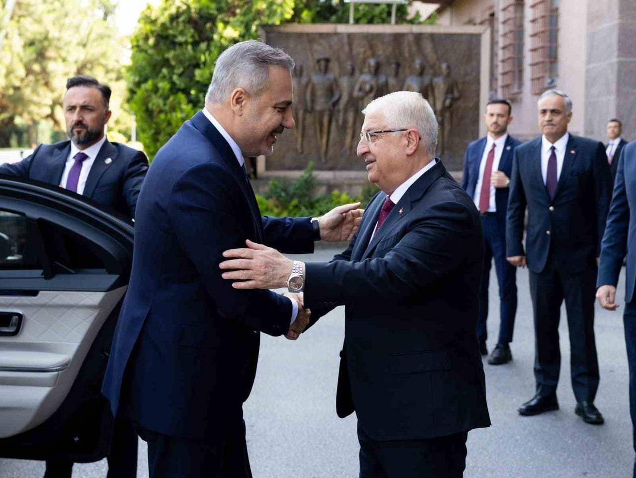 DIŞİŞLERİ BAKANI HAKAN FİDAN, MİLLİ SAVUNMA BAKANI YAŞAR GÜLER İLE GÖRÜŞTÜ.